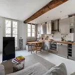 Stylish 1bd Duplex - Stunning Views Near Louvre