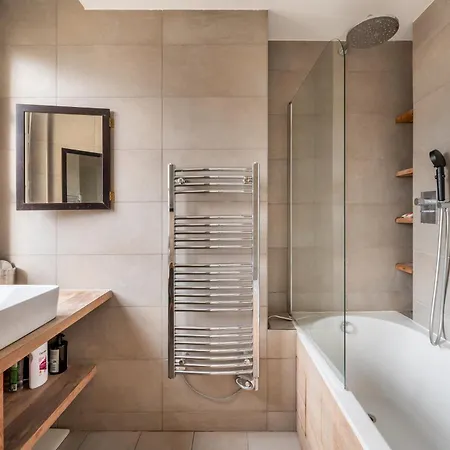 Stylish 1bd Duplex - Stunning Views Near Louvre Parijs
