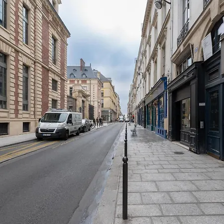 Stylish 1bd Duplex - Stunning Views Near Louvre Appartement Parijs