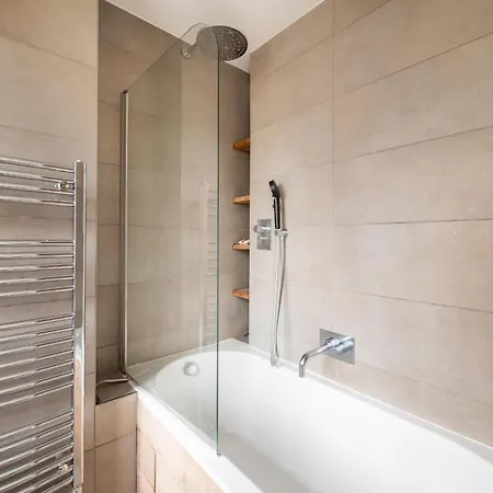 Stylish 1bd Duplex - Stunning Views Near Louvre *