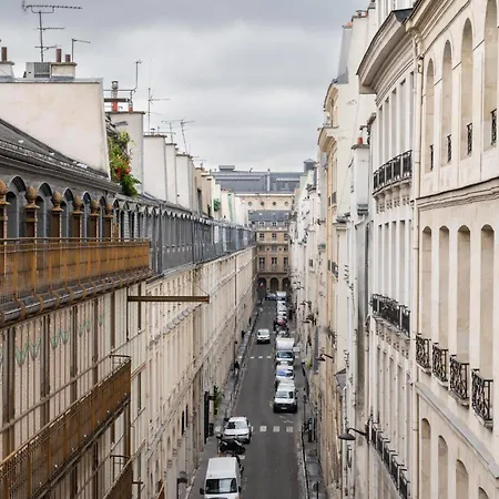 Stylish 1bd Duplex - Stunning Views Near Louvre Parijs