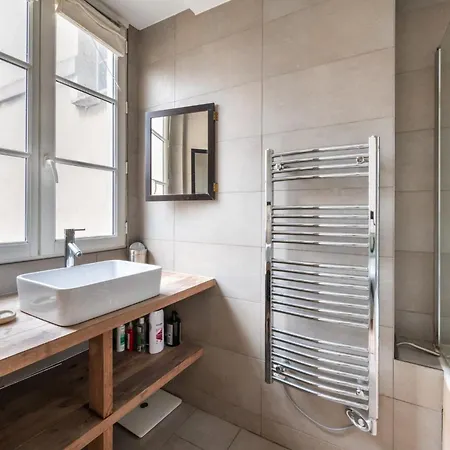 Stylish 1bd Duplex - Stunning Views Near Louvre *