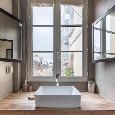 Stylish 1bd Duplex - Stunning Views Near Louvre *
