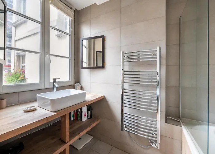 Stylish 1bd Duplex - Stunning Views Near Louvre *