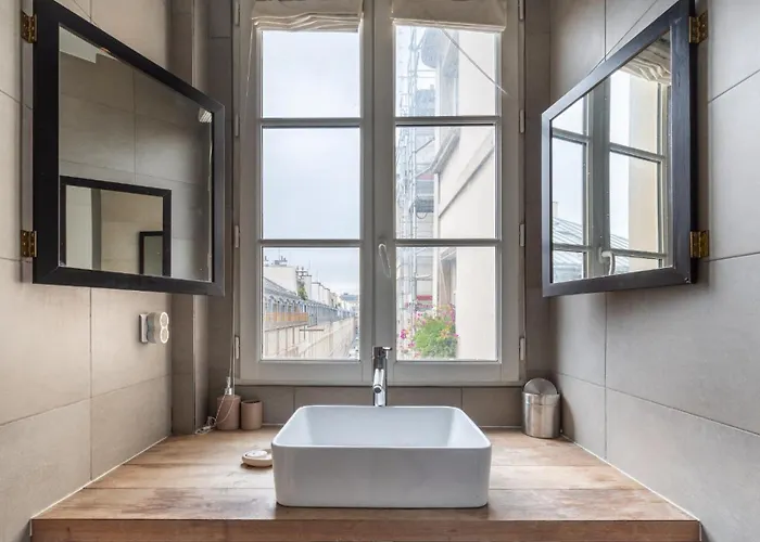 Stylish 1bd Duplex - Stunning Views Near Louvre *